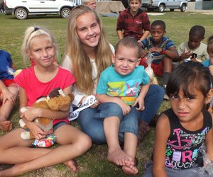 Kinders wat kinders help